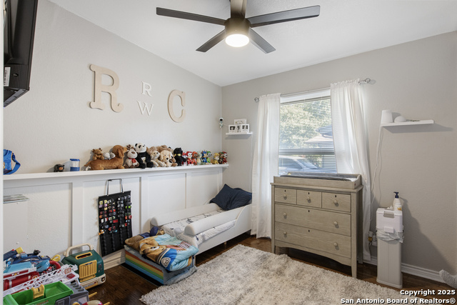 Listing photo id 21 for 310 Eastley  