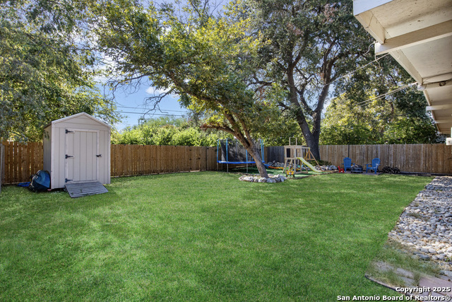 Listing photo id 26 for 310 Eastley  