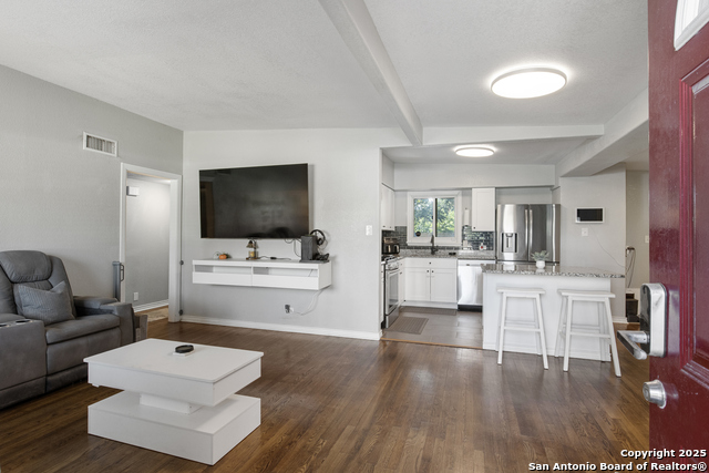 Listing photo id 6 for 310 Eastley  