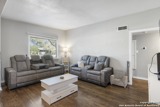 Listing photo id 7 for 310 Eastley  