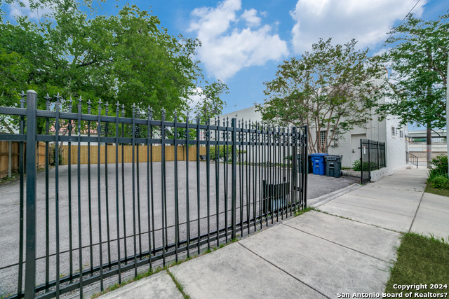 Image 11 of 13 For 924 Camaron  