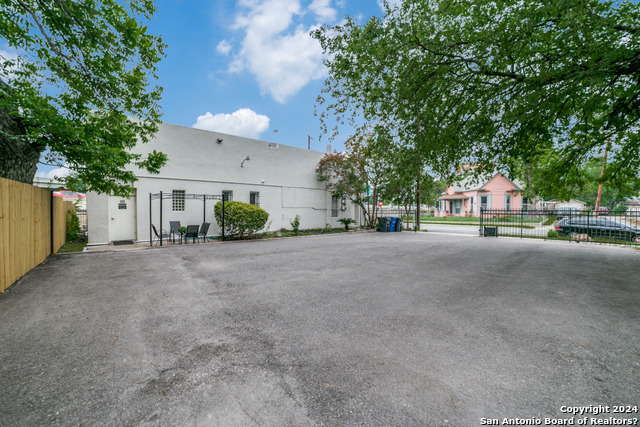 Image 12 of 13 For 924 Camaron  