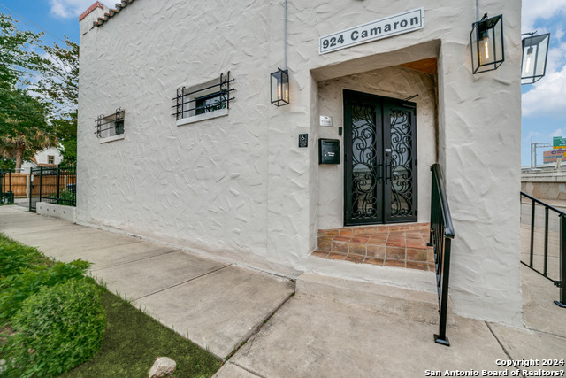 Image 2 of 13 For 924 Camaron  