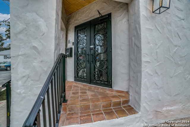 Image 3 of 13 For 924 Camaron  