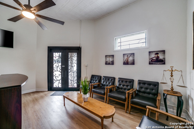 Image 5 of 13 For 924 Camaron  