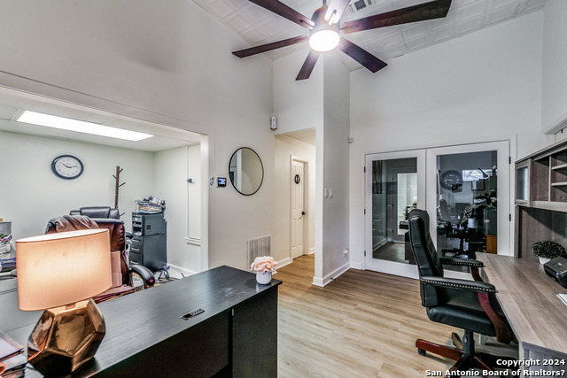 Image 6 of 13 For 924 Camaron  