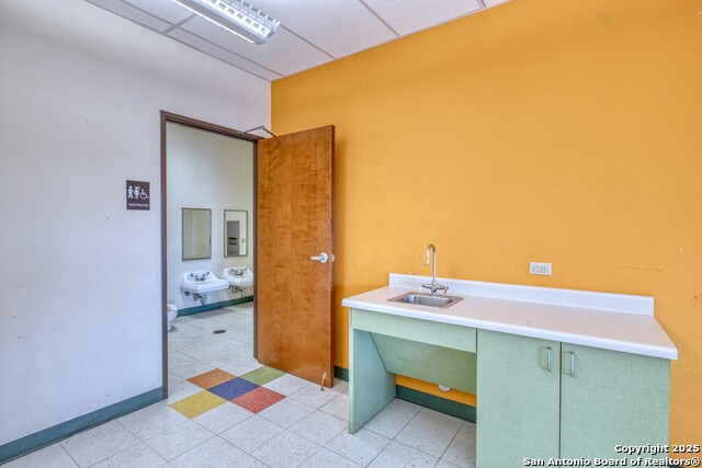 Listing photo id 12 for 1402 1st  