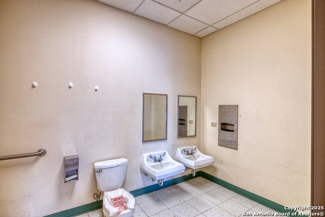 Listing photo id 13 for 1402 1st  