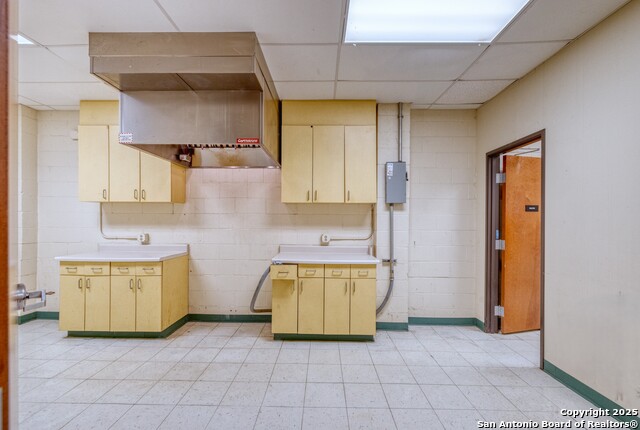 Listing photo id 15 for 1402 1st  