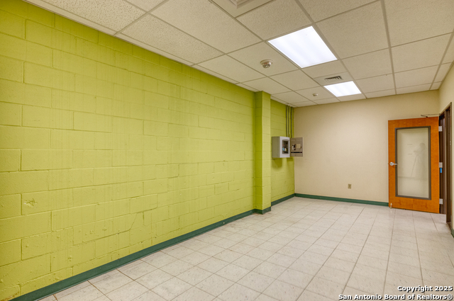 Listing photo id 29 for 1402 1st  