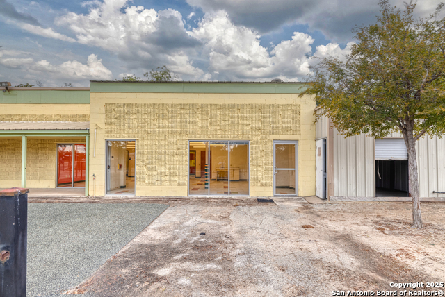 Listing photo id 42 for 1402 1st  