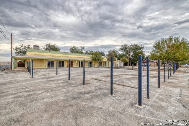 Listing photo id 46 for 1402 1st  