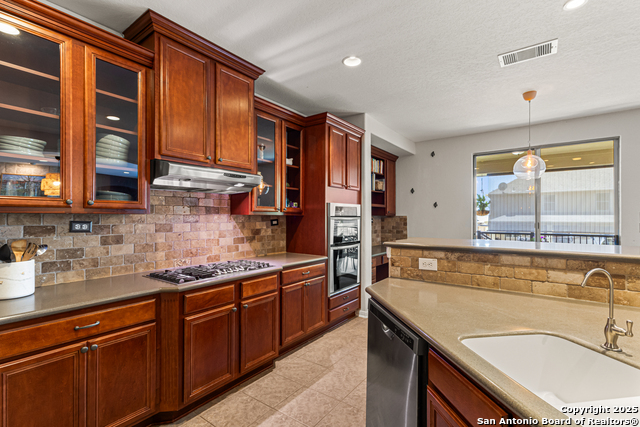 Listing photo id 15 for 1222 Ashbury Bay