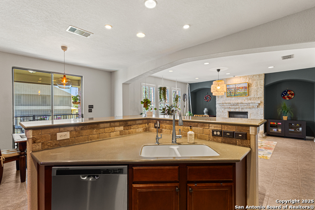 Listing photo id 16 for 1222 Ashbury Bay
