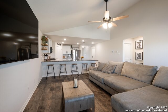 Listing photo id 8 for 5407 Champs Elysees