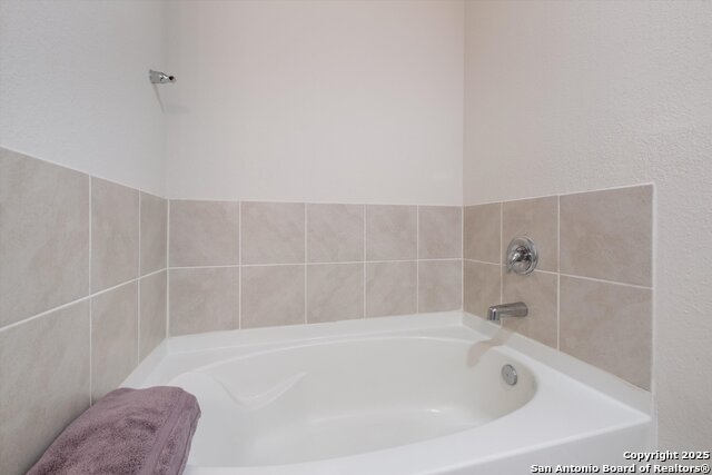 Listing photo id 15 for 5407 Champs Elysees