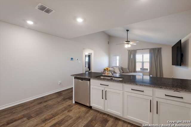 Listing photo id 6 for 5407 Champs Elysees