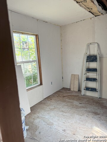 Image 8 of 14 For 607 Brunswick Blvd