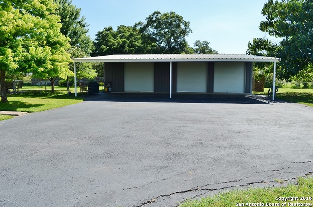 Listing photo id 18 for 2767 Haeckerville