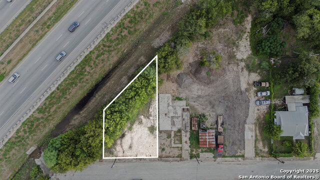 Listing photo id 3 for 242 Cardiff  