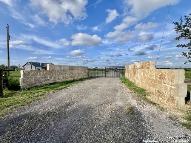 Listing photo id 2 for 2337 Paisano Trl