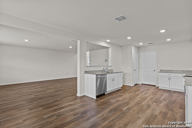 Listing photo id 14 for 4121 Lily Glade Lane