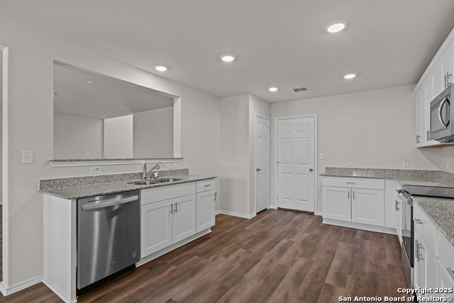 Listing photo id 15 for 4121 Lily Glade Lane