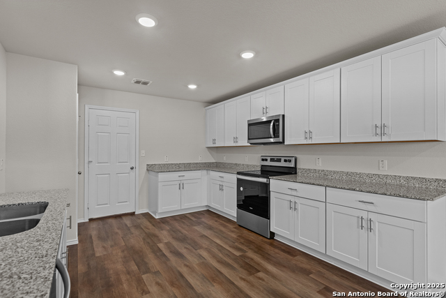 Listing photo id 16 for 4121 Lily Glade Lane