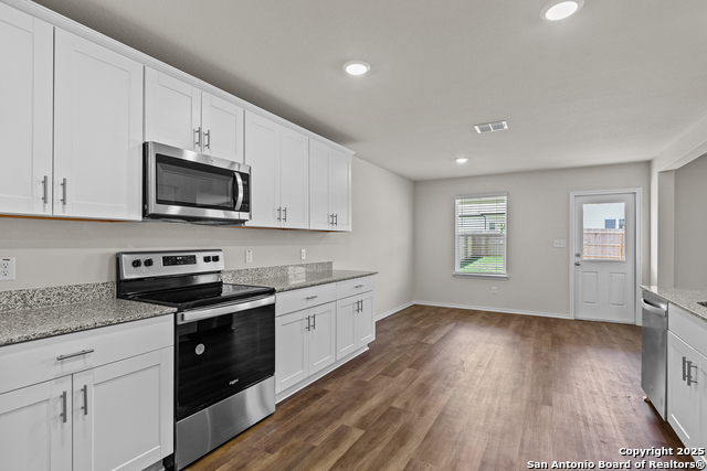 Listing photo id 17 for 4121 Lily Glade Lane
