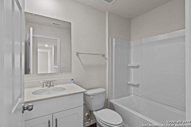 Listing photo id 3 for 4121 Lily Glade Lane