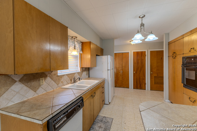 Image 18 of 39 For 717 Skylane