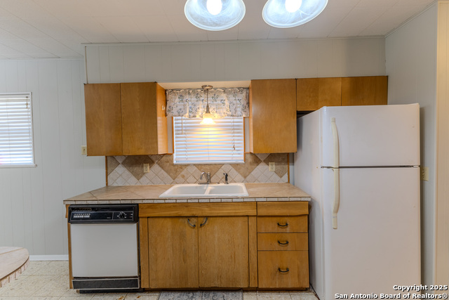 Image 19 of 39 For 717 Skylane