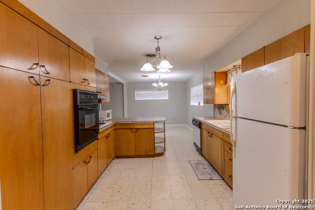 Image 20 of 39 For 717 Skylane