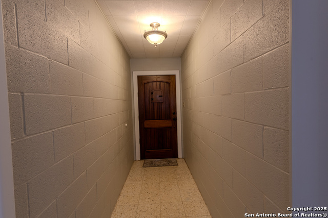 Image 22 of 39 For 717 Skylane