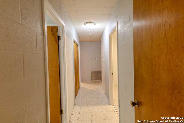 Image 23 of 39 For 717 Skylane