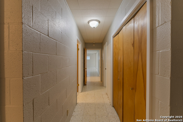 Image 34 of 39 For 717 Skylane