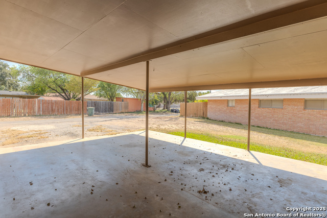 Image 4 of 39 For 717 Skylane