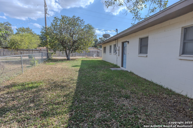 Image 7 of 39 For 717 Skylane