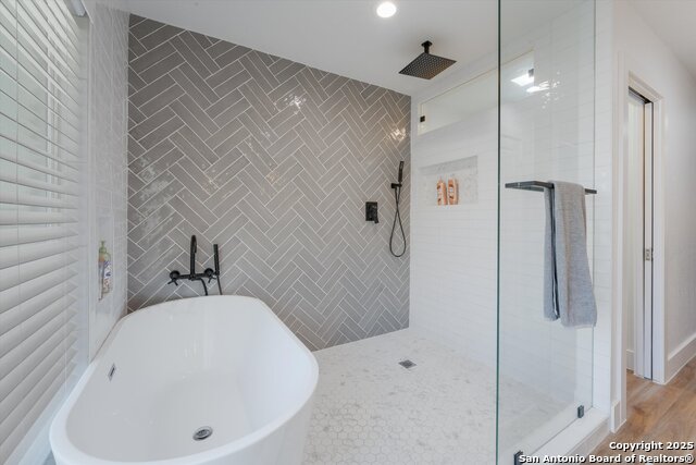 Listing photo id 11 for 614 Larkwood Dr
