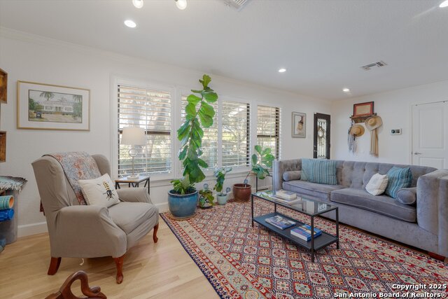 Listing photo id 2 for 614 Larkwood Dr