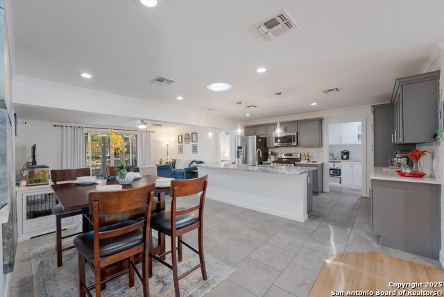 Listing photo id 3 for 614 Larkwood Dr