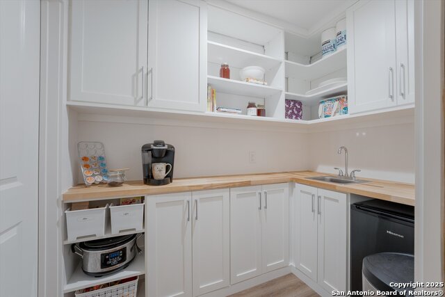 Listing photo id 5 for 614 Larkwood Dr