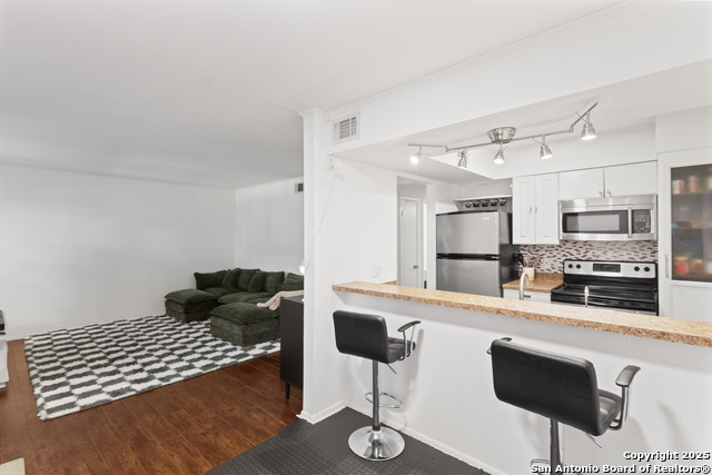 Image 6 of 27 For 8702 Village Dr  103