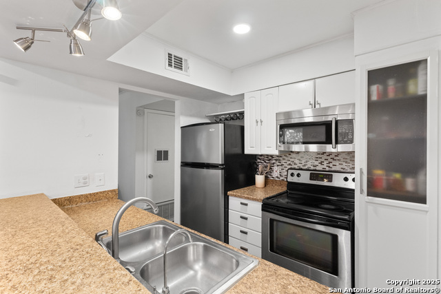 Image 7 of 27 For 8702 Village Dr  103