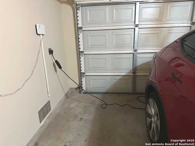 Listing photo id 27 for 3215 Highline