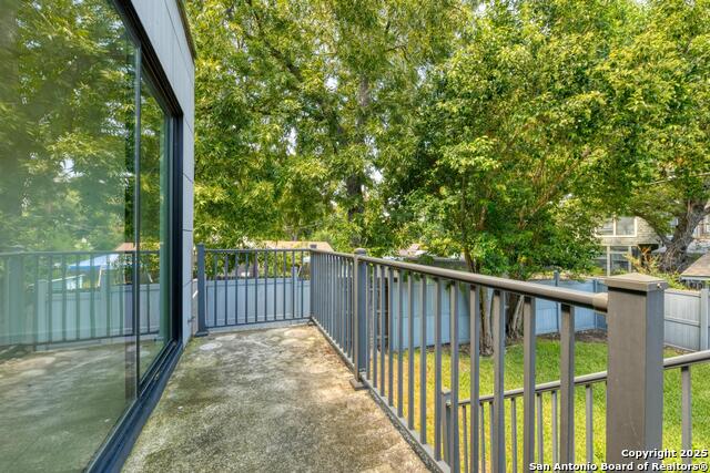 Listing photo id 34 for 119 Marcia  