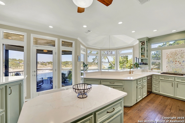 Listing photo id 10 for 2406 Connie  