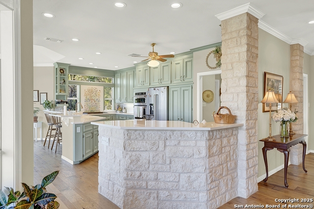 Listing photo id 11 for 2406 Connie  