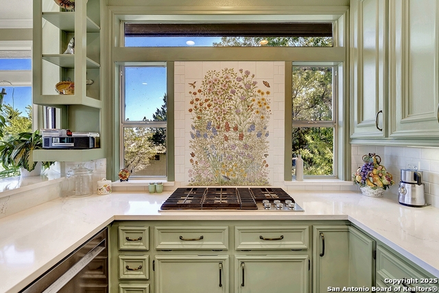 Listing photo id 12 for 2406 Connie  