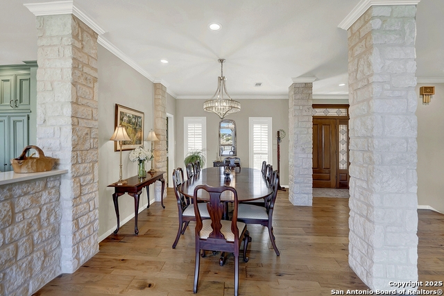 Listing photo id 17 for 2406 Connie  